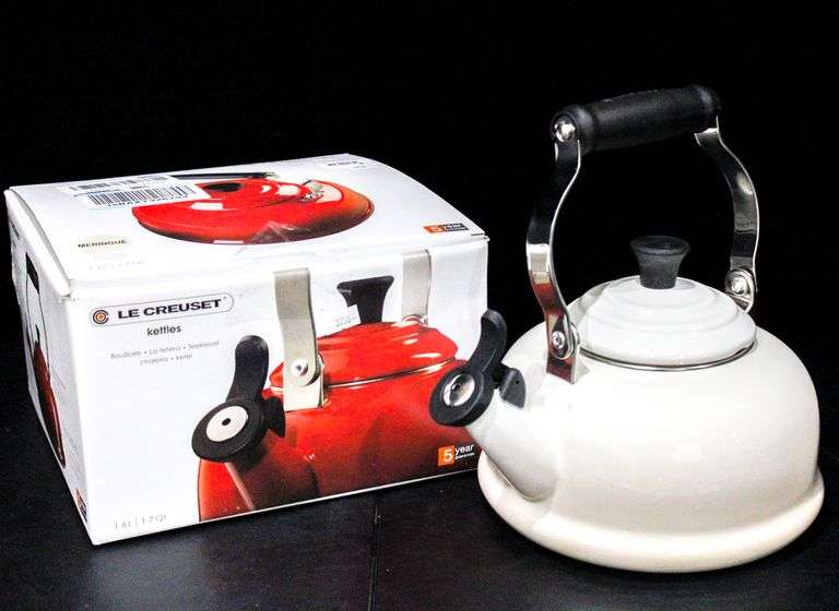 Le Creuset Kettle: Whistling, White